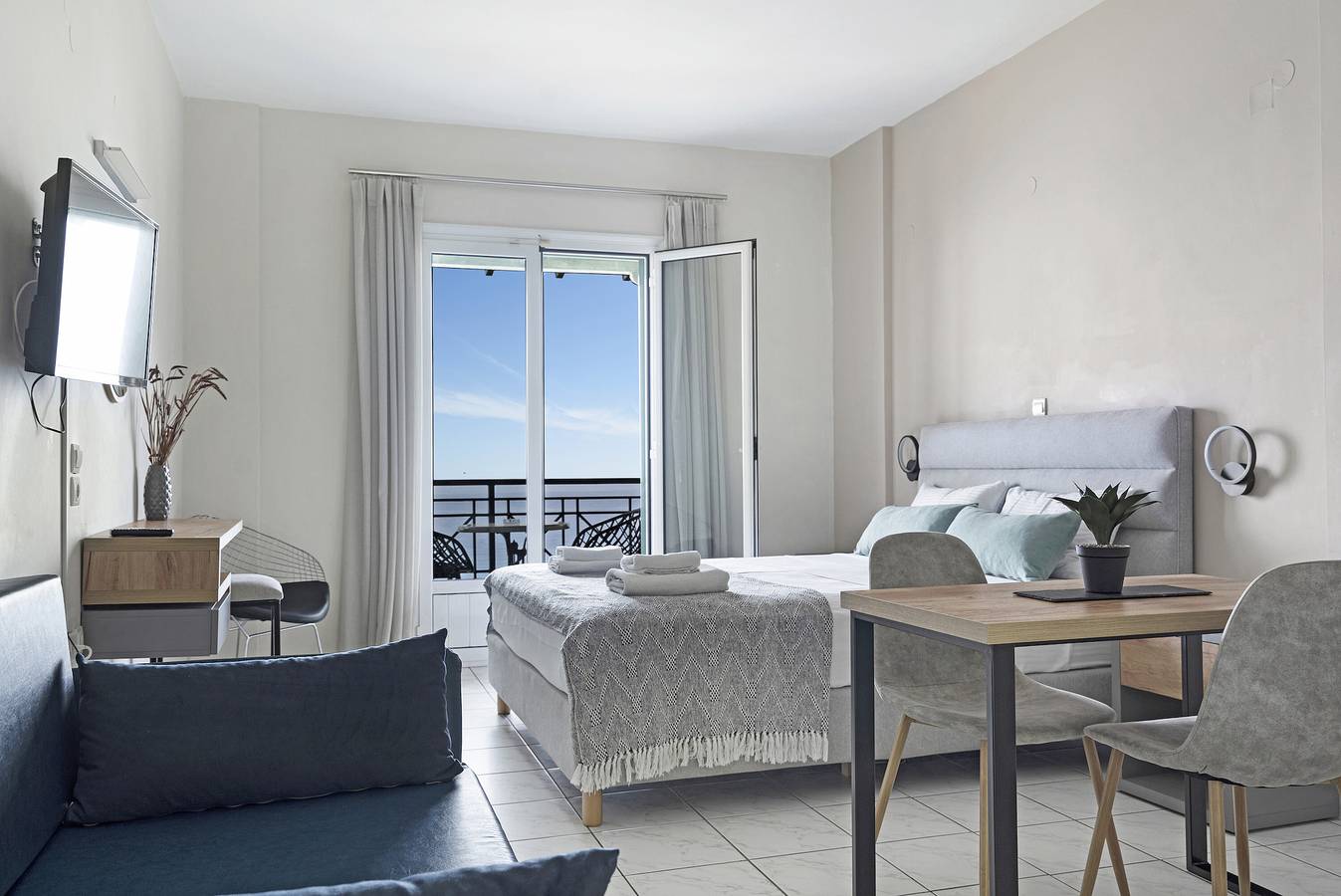 Ganzes Studio, Ferienwohnung in einem Hotel 'Sunset Premium Studio 7' mit Meerblick, Gemeinschaftspool und Wlan in Agios Nikitas, Griechenland