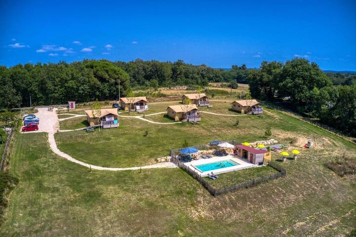 Location de vacances pour 5 personnes, avec Terrasse et Jardin ainsi que Piscine et Vue à Saint-Germain-et-Mons