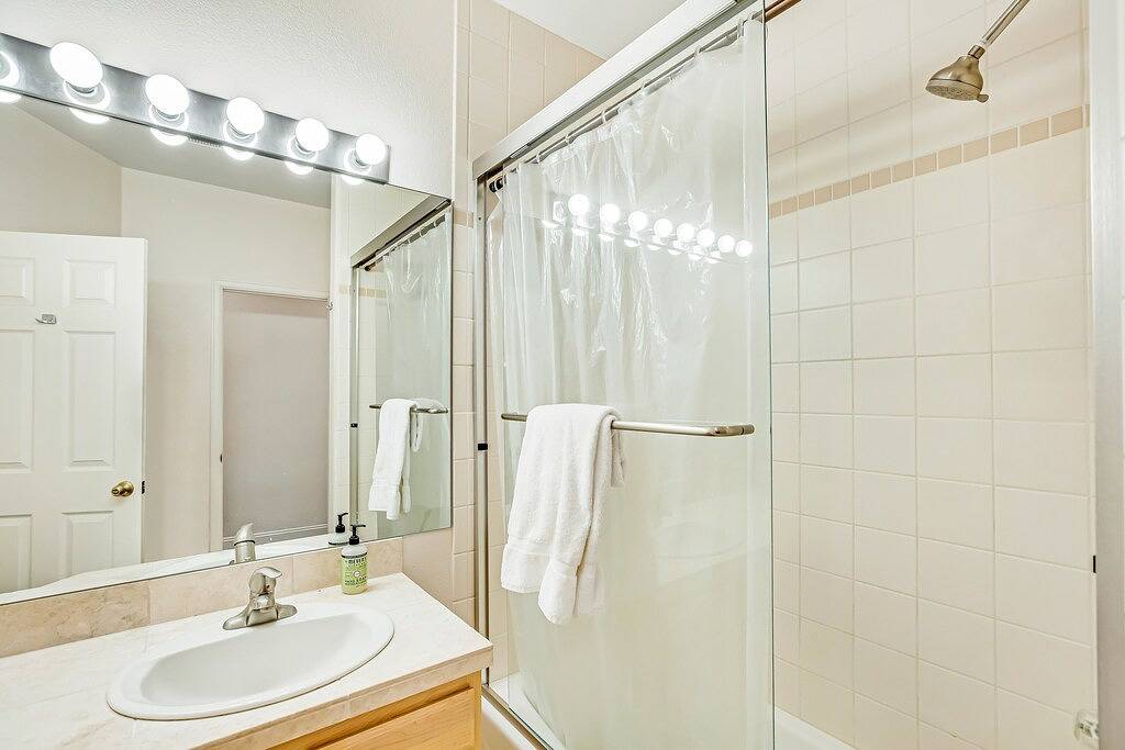 Ganze Wohnung, Schöne Wohnung am Wasser mit modernem Interieur und einem gemütlichen Gaskamin in Basalt, Eagle County