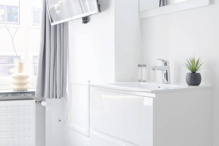 Ganze Wohnung, Perfekt für Alleinreisende, die eine preiswerte Unterkunft im Zentrum von Tilburg suchen. Dieses gemütliche private Zimmer in der Nähe des Hauptbahnhofs verfügt über einen Fernseher und einen Arbeitsbereich. in Tilburg, Nordbrabant