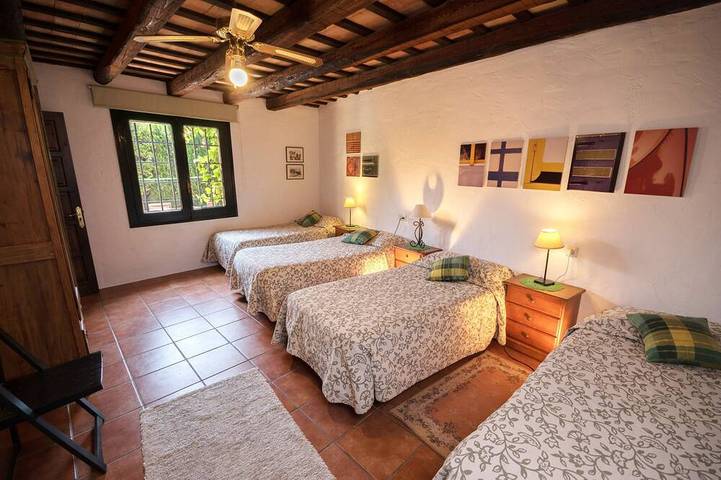 Location de vacances pour 15 personnes, avec terrasse ainsi que jardin et piscine, animaux acceptés dans Llampaies - 2