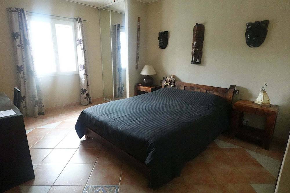 Family villa with pool in the heart of Provence. Sleeps 8. Sun and idleness in Besse-sur-Issole, Brignoles region