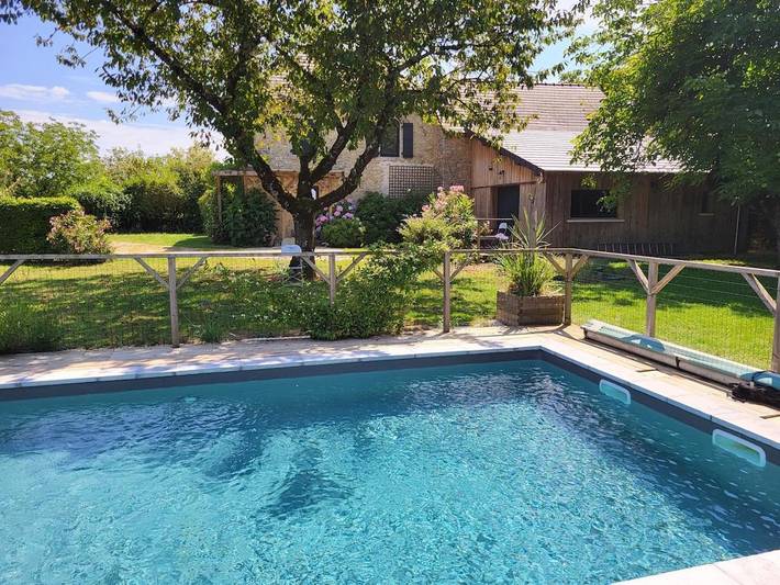 Location de vacances pour 8 personnes, avec Terrasse et Jardin ainsi que Piscine et Vue à La Dornac