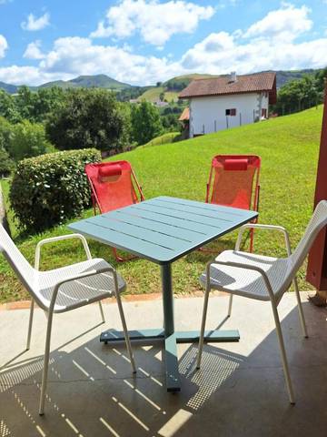 Gîte pour 2 personnes, avec jardin ainsi que vue et piscine à Souraïde