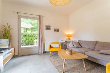 Gîte pour 2 personnes, avec piscine et jardin, adapté aux familles à Naujac-sur-Mer