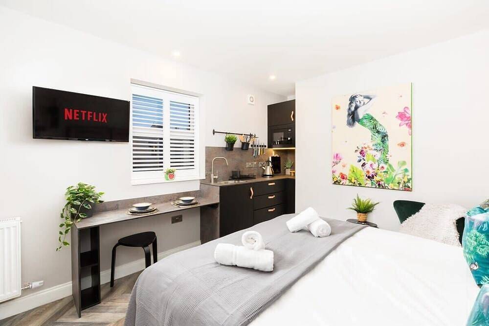 Entire apartment, Ground floor compact studio with mini kitchen in Warrington, Cheshire