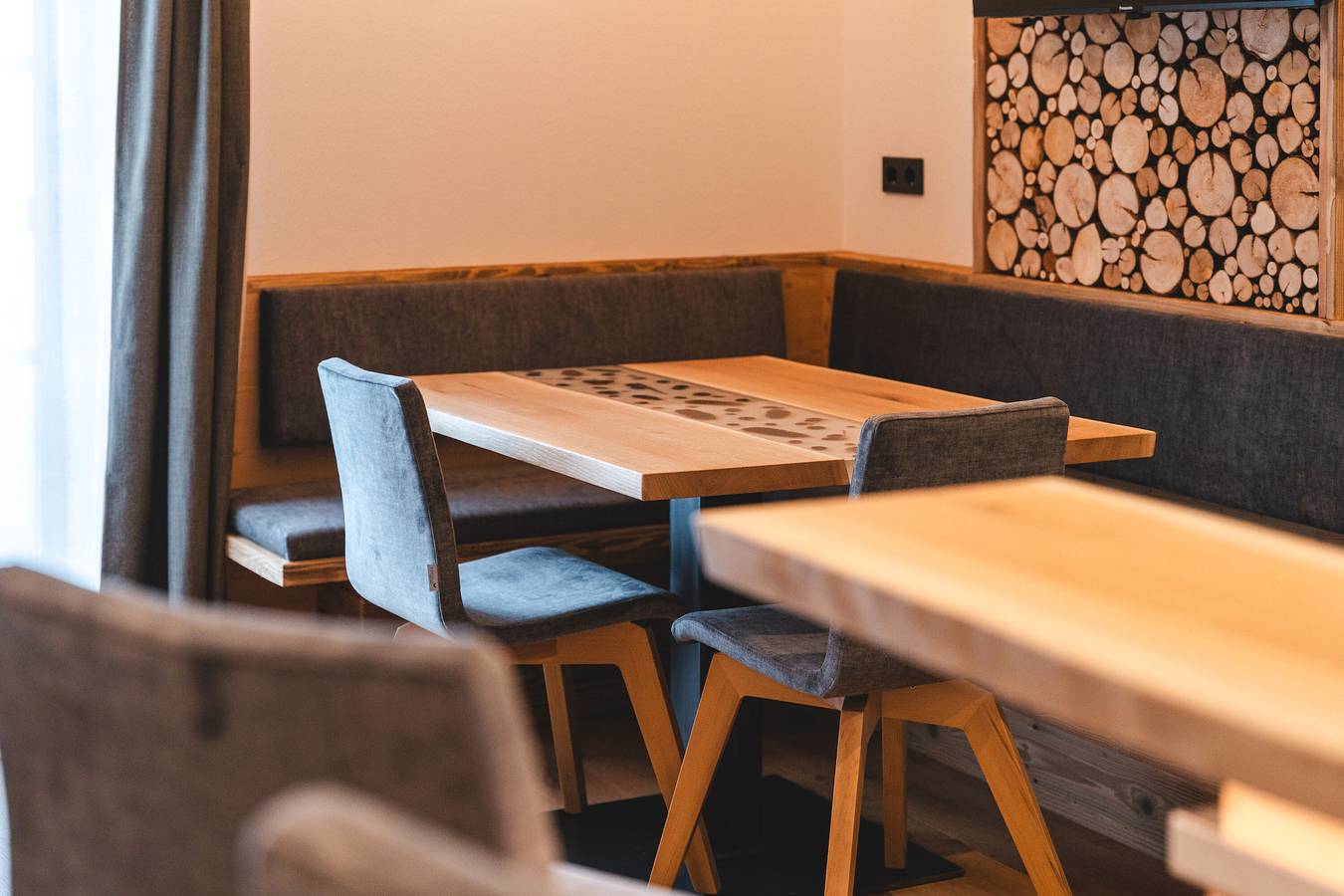 Ganze Wohnung, Ferienwohnung 'Wald' mit Bergblick, privater Terrasse und Wi-Fi in Sexten, Südtirol