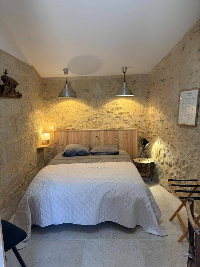 Gîte pour 2 personnes, avec jardin ainsi que piscine et terrasse à Bommes