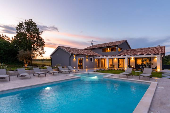 Villa pour 12 personnes, avec piscine et jardin, animaux acceptés à Barban
