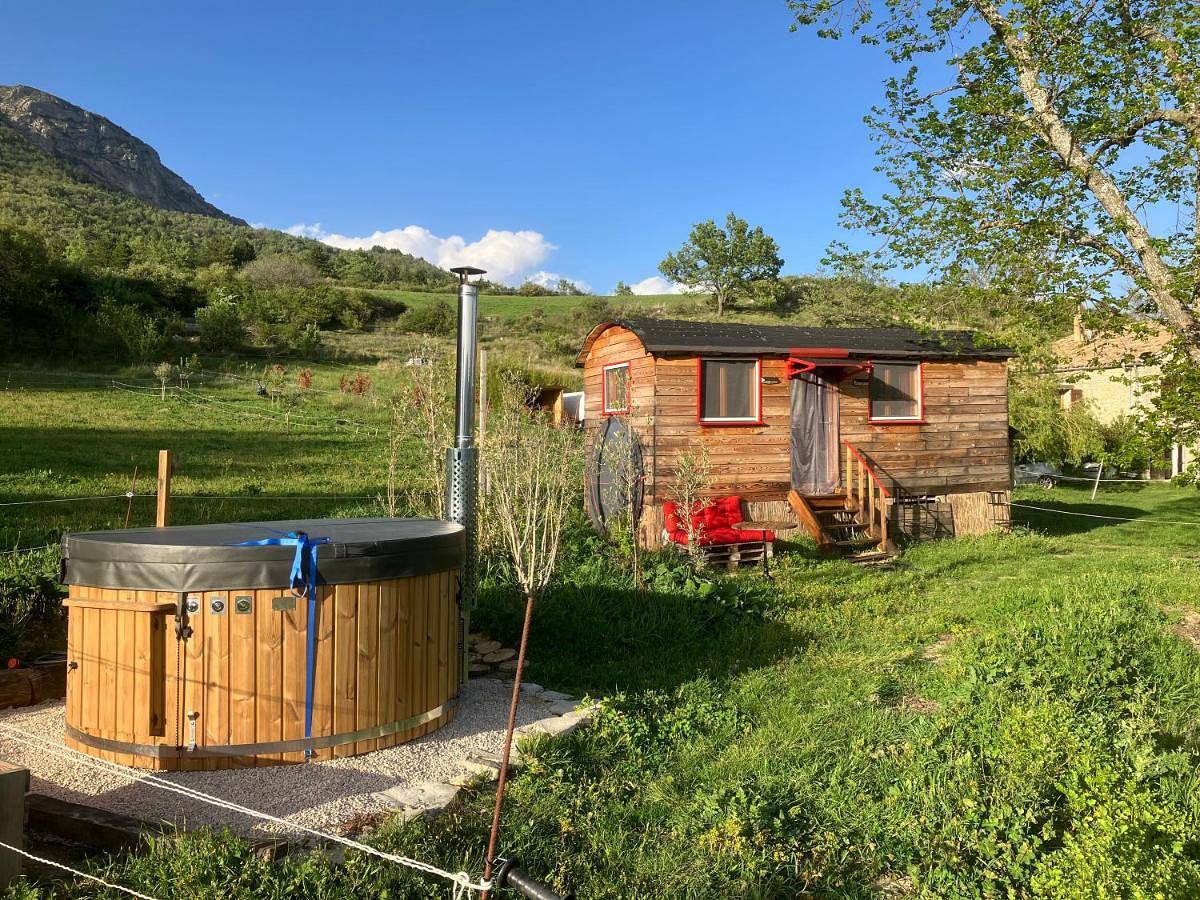 La roulotte de la croix in Entrepierres, Région de Forcalquier