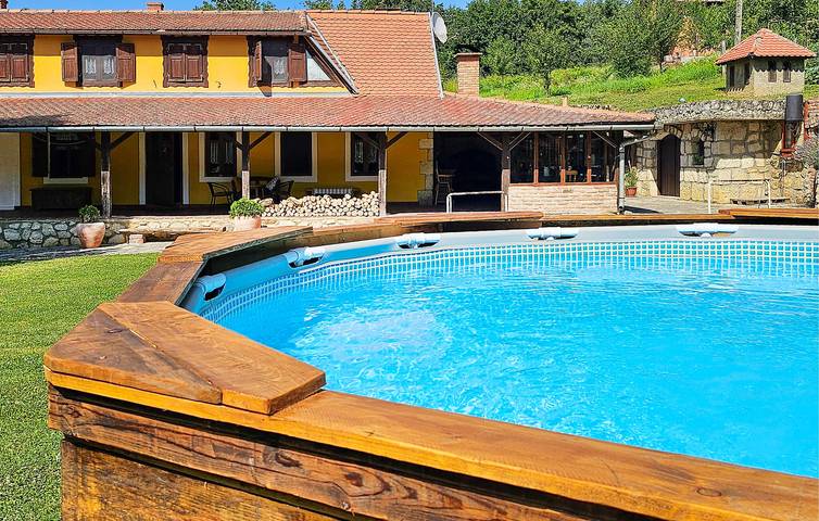 Charmante 200 m² große Ferienwohnung mit Pool und Grill, 1 km vom Fluss Veličanka entfernt in Pozega-Slawonien