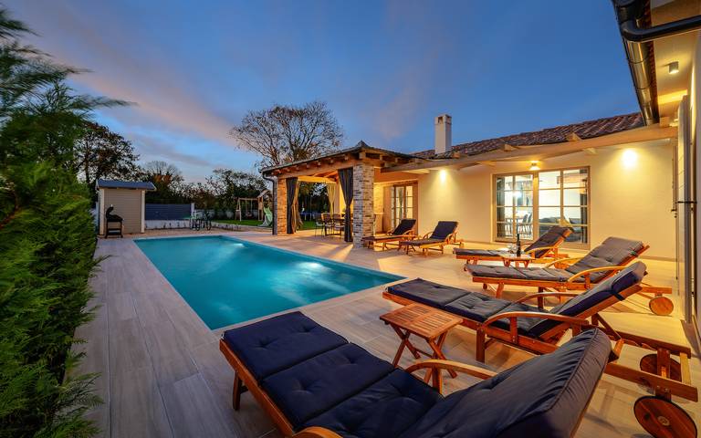 Villa für 8 Personen, mit Pool und Terrasse sowie Garten, mit Haustier - 1