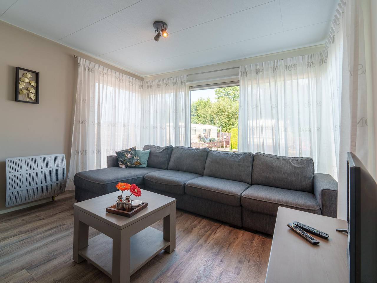 Geräumiges Chalet am Wasser mit einer Schaluppe in Regio Zwolle
