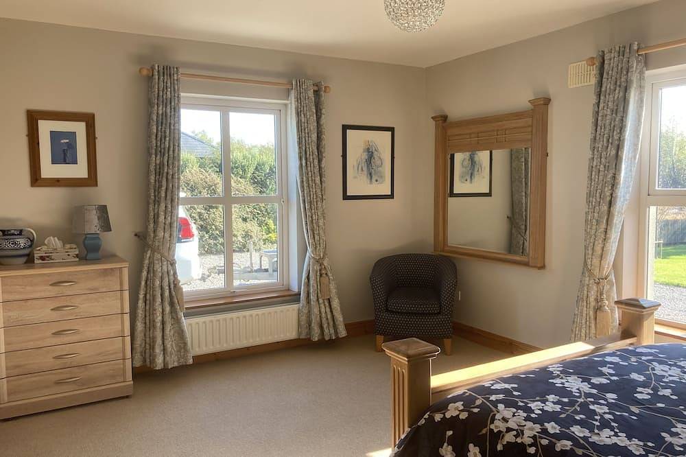 Luxurious 3250sq Ft Home Overlooking Galway Bay & the Burren with Wifi Sleeps 12 in County Clare