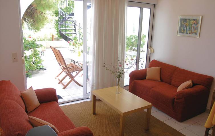 Ganze Ferienwohnung, Gemütliche Wohnung mit Parkplatz, Garten und Terrasse - 2km zur Küste in Ermioni in Ermioni, Argolis
