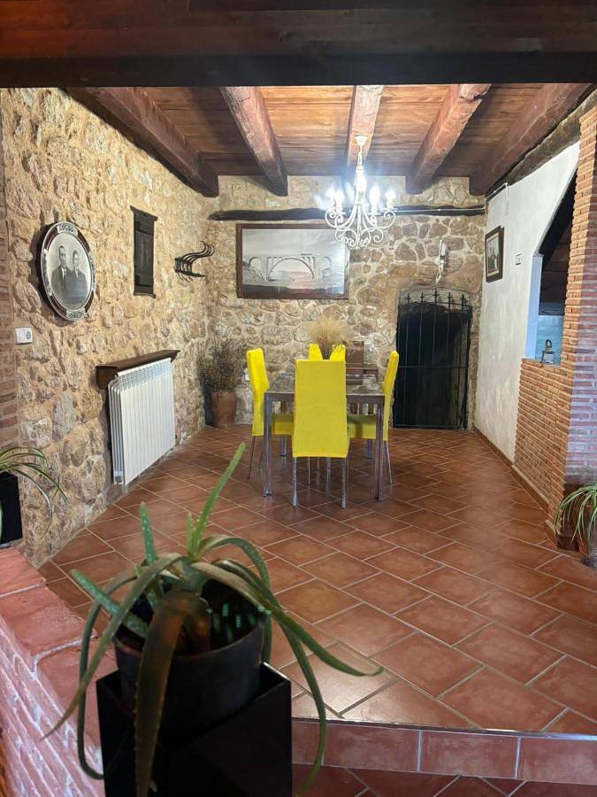 Casa de vacaciones para 12 personas, con piscina además de jardín y jacuzzi, Se admiten mascotas en Comarca de Teruel - 3