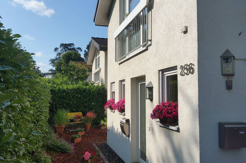 Ganze Wohnung, Ferienwohnung am Rhein, 20 Minuten von Bonn und am Fuße des Siebengebirges in Königswinter, Siebengebirge