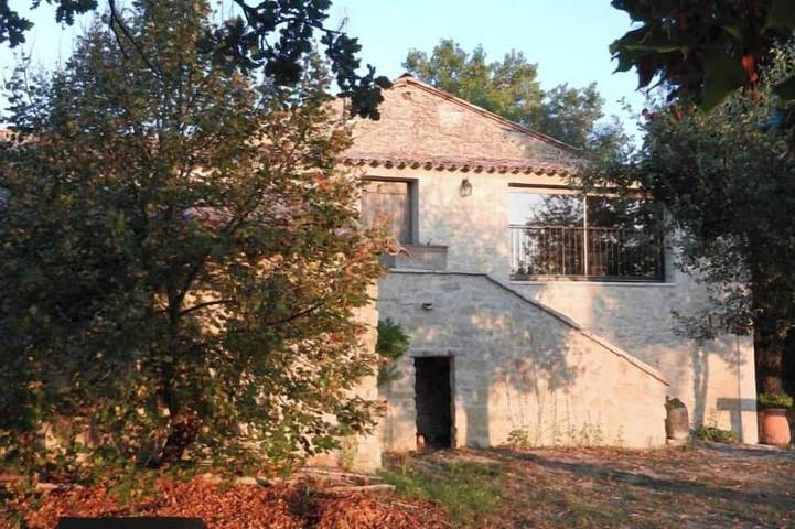 Gîte pour 5 personnes, avec terrasse ainsi que piscine et jardin à Niozelles