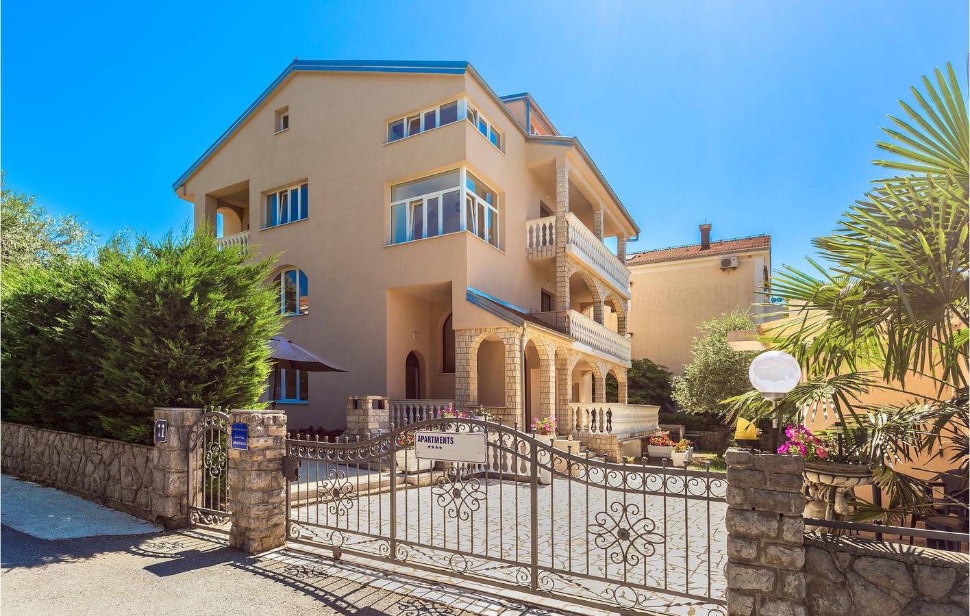 Ganze Ferienwohnung, Reizendes Apartment mit 1 Schlafzimmer, Meerblick, Terrasse und Parkplatz in Zidarici, Krk
