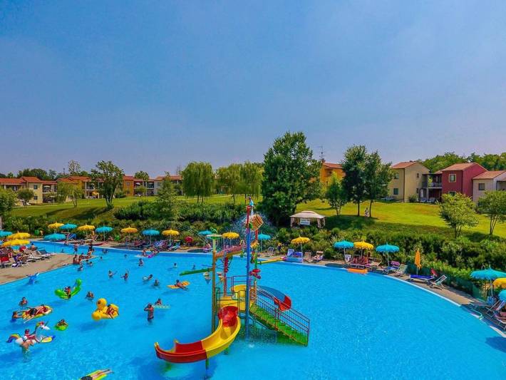 Ferienanlage für 6 Personen, mit Balkon und Terrasse sowie Garten und Kinderpool am Gardasee