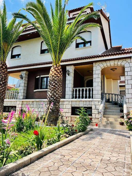 Chalet para 15 personas, con jardín además de jacuzzi y sauna en Valle del Alberche - 2