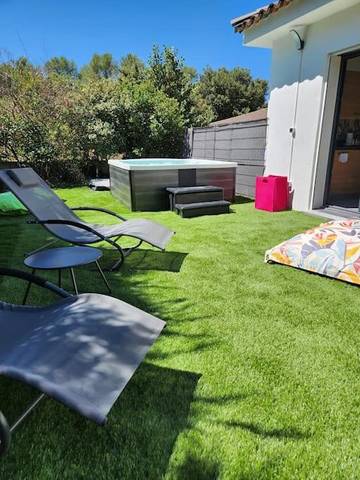Gîte pour 4 personnes, avec terrasse ainsi que piscine et vue, animaux acceptés à Callas