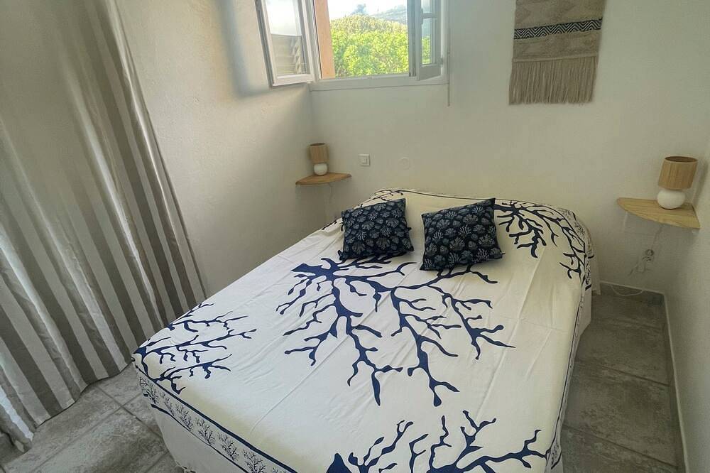Appartement entier, Studio Figari, au calme avec magnifique vue sur la montagne et les vignes. in Figari, Arrondissement de Sartène