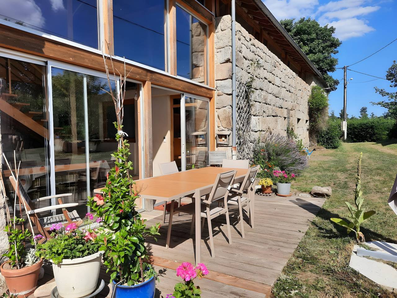 Casa de vacaciones «Gîte de Charrey» con terraza privada, jardín privado y Wi-Fi in Le Chambon-sur-Lignon, Mézenc