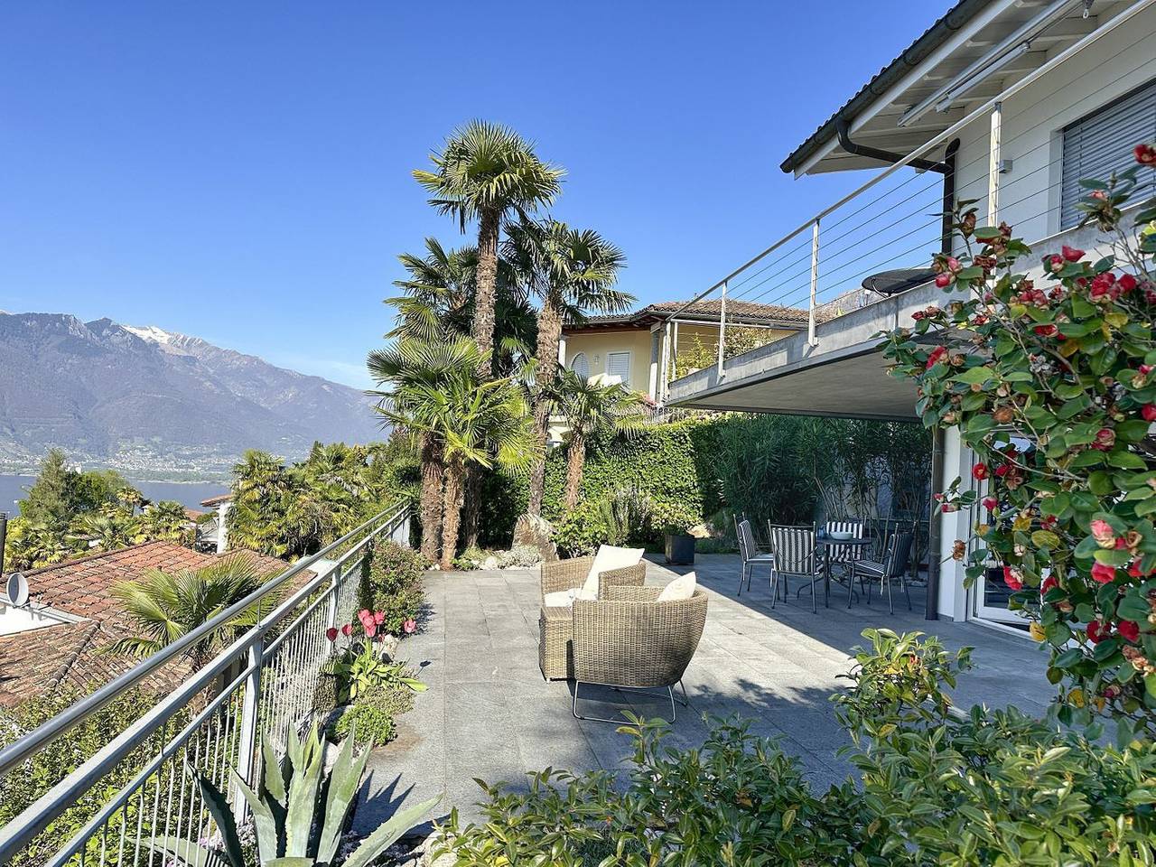 Ganze Wohnung, Helle moderne Ferienwohnung mit grosser Terrasse und einzigartigem Panoramablick in Gambarogno, Lago Maggiore (Schweiz)