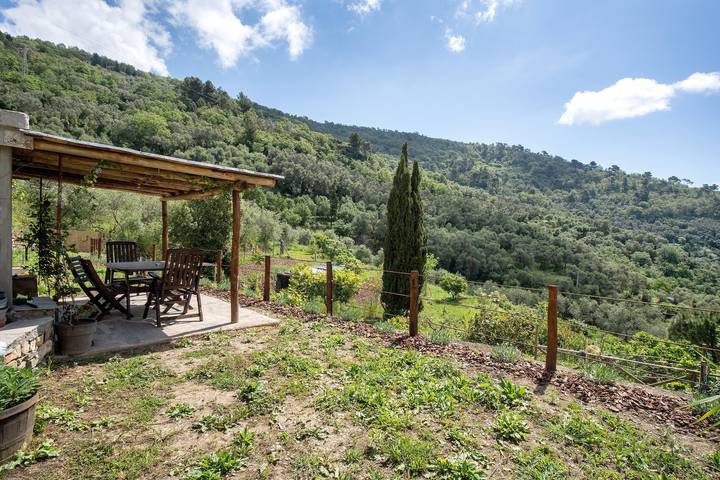Apartamento entero, Apartamento 'La Cantina' con vistas al mar, jardín compartido y Wi-Fi in Montegrazie, Imperia