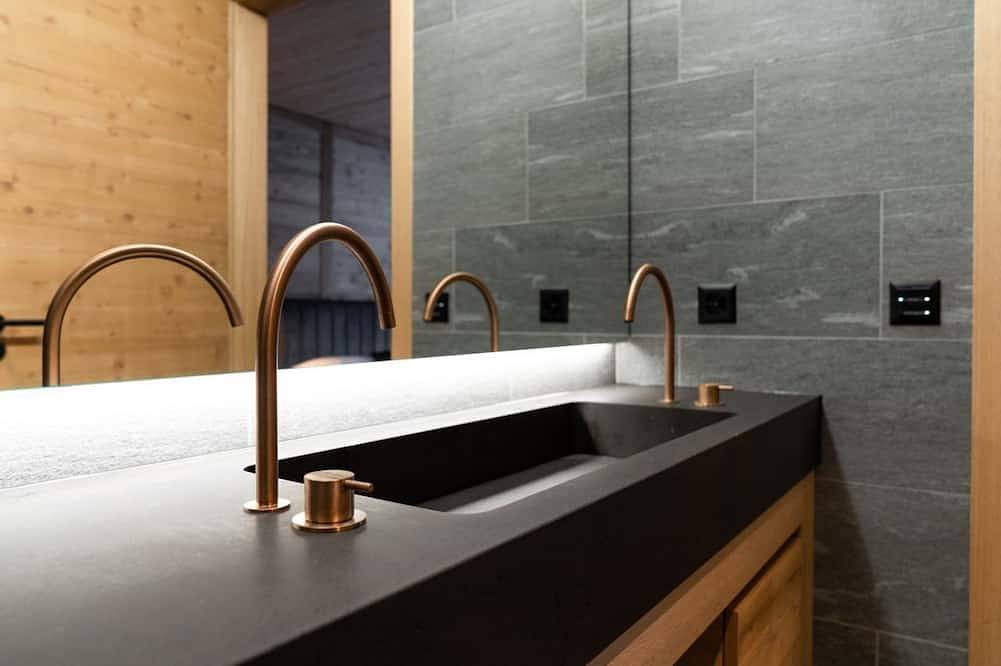 Ganze Wohnung, 2-bedroom apartment in serene Andermatt perfect for your getaway, with pool in Andermatt, Skiarena Andermatt-Sedrun