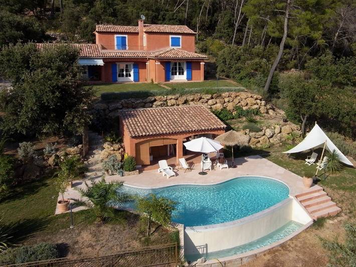 Villa pour 12 personnes, avec piscine et jacuzzi ainsi que jardin et terrasse, adapté aux familles à Lorgues