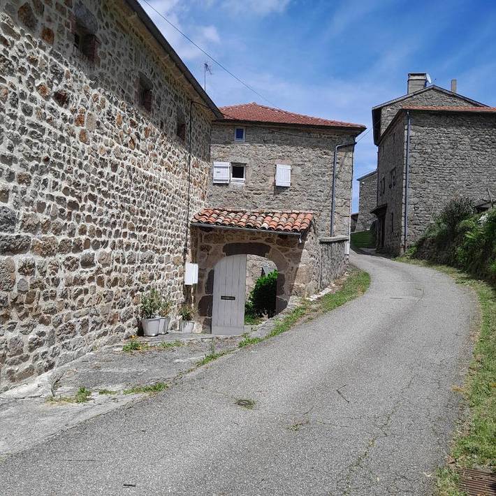 Gîte pour 6 personnes, avec piscine ainsi que vue et jardin dans Saint-Julien-Vocance - 2