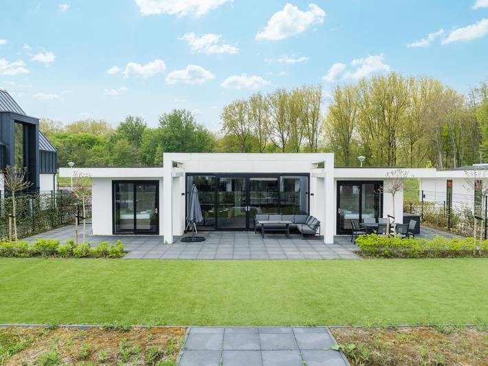 Bungalow voor 8 personen, with terras and tuin as well as uitzicht op het meer aan het Veluwemeer