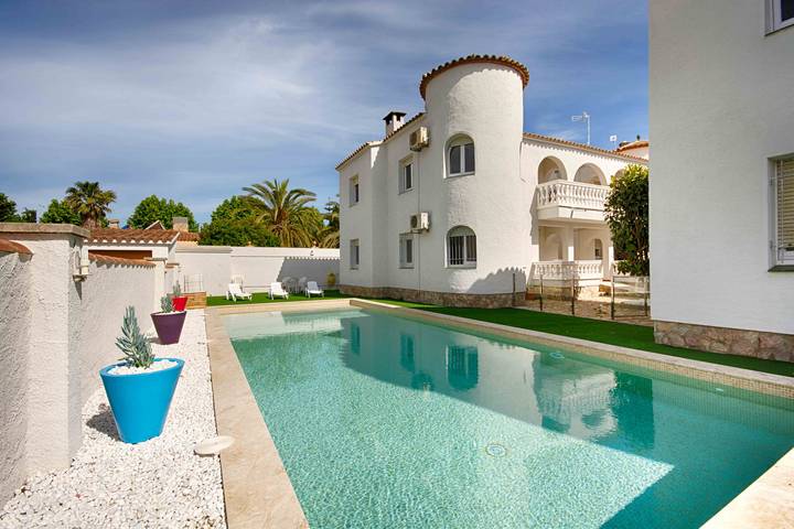 Appartement de vacances pour 5 personnes, avec Terrasse ainsi que Jardin et Piscine à Empuriabrava
