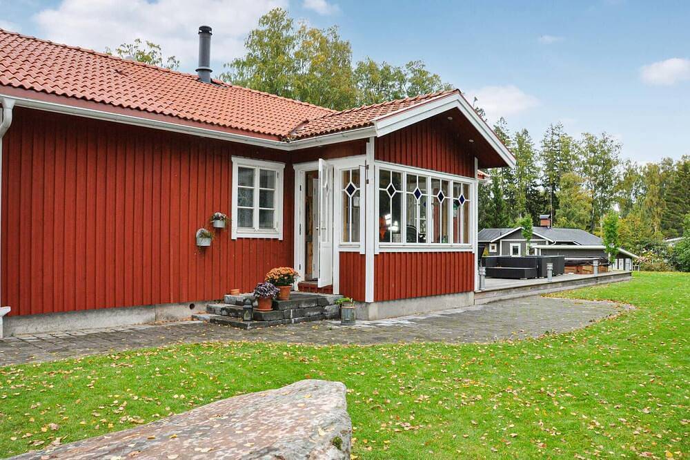 Stunning home in Karlstad with sauna in Vänern