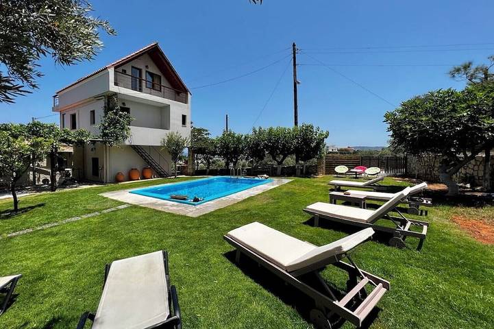 Vacation rental for 9 people, with yard and balcony in Chania