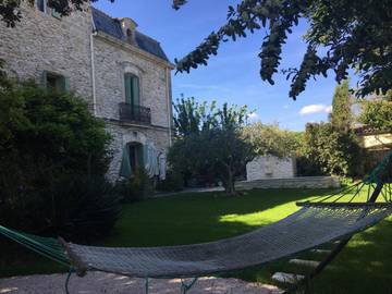 Location de vacances pour 3 personnes, avec jardin ainsi que vue et piscine, adapté aux familles à Montagnac