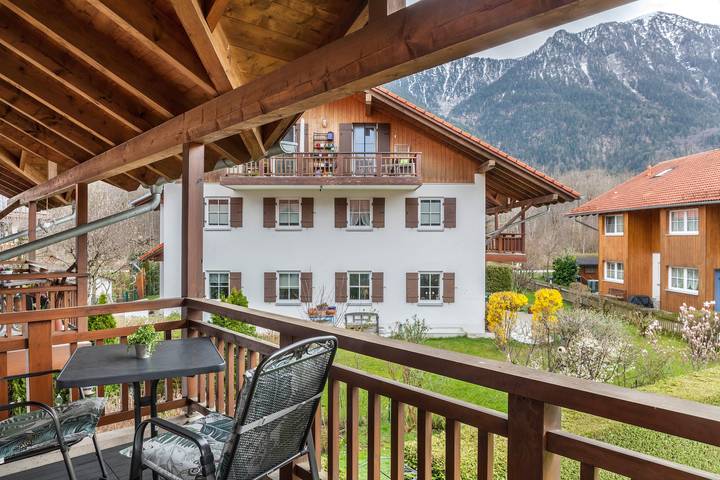 Geheel appartement, Vakantie Appartement "Fuchsbau" met Uitzicht op de Bergen, Balkon & Wi-Fi in Oberau, Beierse Alpen