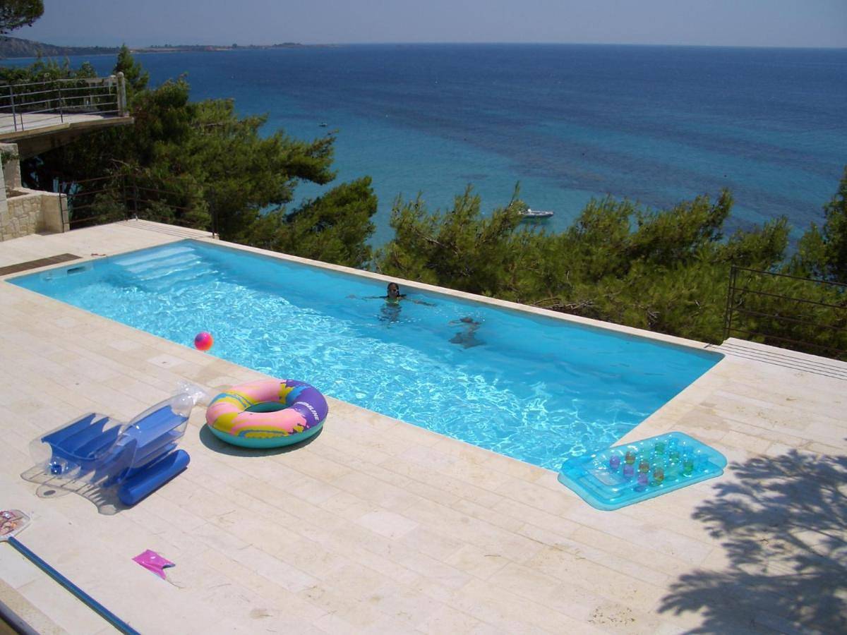 Villaparadiso Beach front Villa Makris Gialos in Lassi, Argostoli