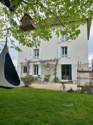 Location de vacances pour 12 personnes, avec terrasse et jardin, animaux acceptés à Saint-Jean-d'Avelanne