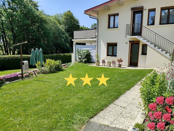 Gîte pour 3 personnes, avec jacuzzi et sauna ainsi que jardin et balcon dans le Jura