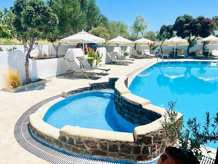 Location de vacances pour 3 personnes, avec jardin et piscine à Perissa - 2