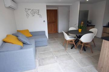 Gîte pour 4 personnes, avec piscine à Vernègues