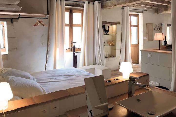 Location de vacances pour 2 personnes, avec terrasse ainsi que piscine et jardin à Cravant-les-Côteaux - 2