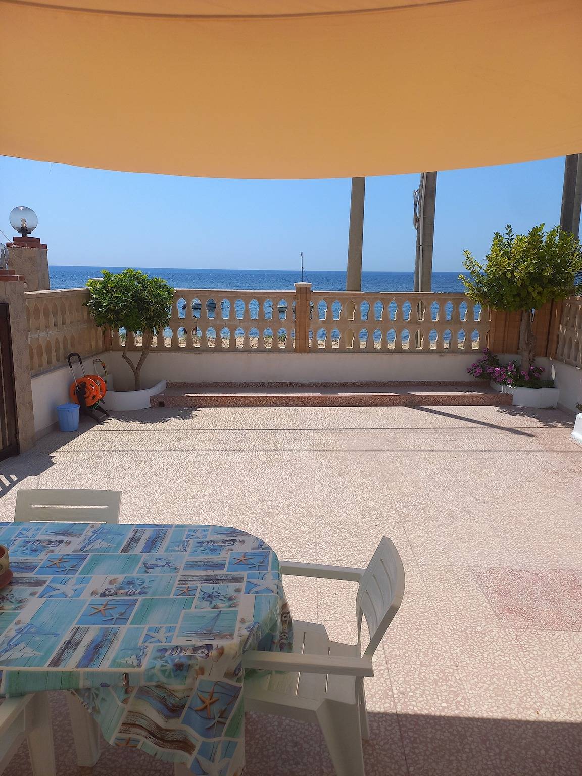 Apartamento entero, Casa de vacaciones 'Casa Damari-Frente a la Playa' con vistas al mar y terraza privada in Petrosino, Provincia de Trapani