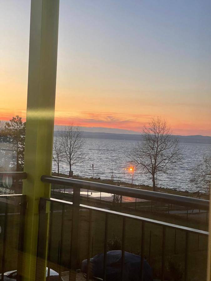 Ferienwohnung für 2 Personen, mit Terrasse und Ausblick sowie Garten und Seeblick in Siofok