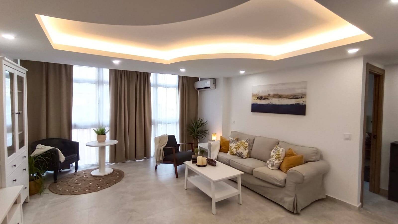 Geheel appartement, Appartement 'Málaga Licht, Strand en Centrum' met zeezicht, Wi-Fi en airco in Carretera de Cádiz, Malaga
