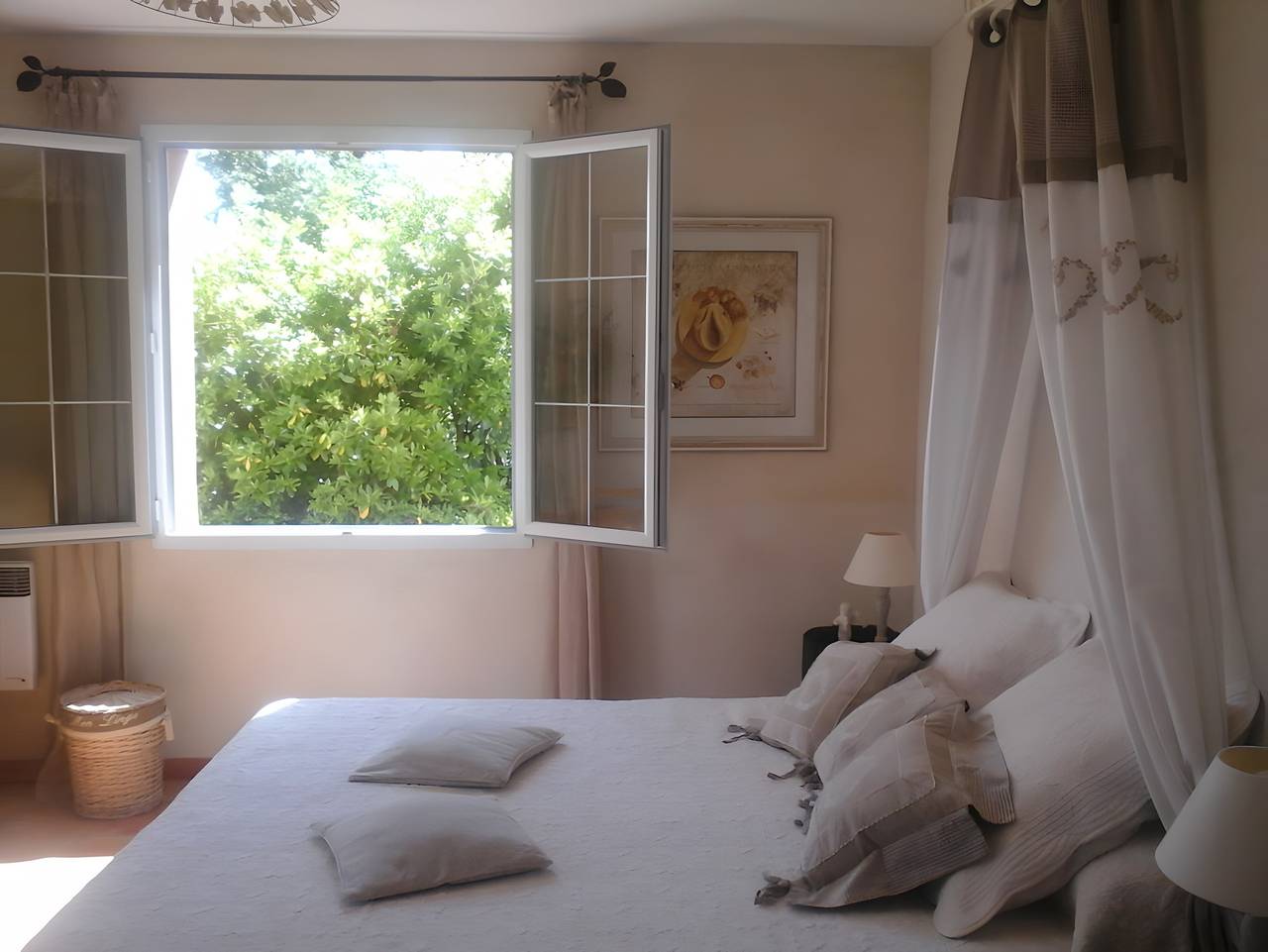 Guest Room “La Treille” with Shared Pool, Communal Terrace, and Wi-Fi in Carcès, Brignoles region