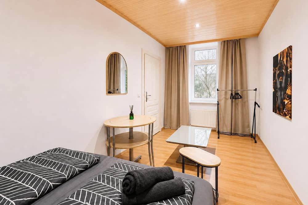 Ganze Wohnung, Bright Room w/ Desk | Walk to Fac Platz in Floridsdorf, Wien